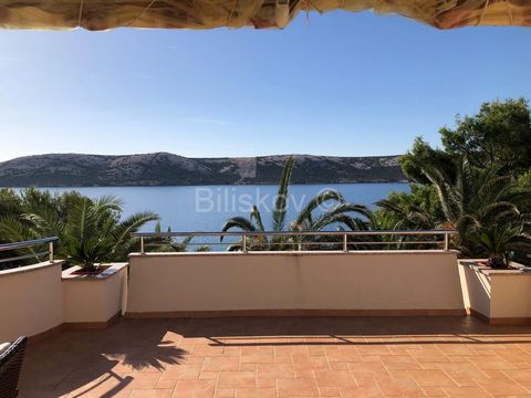 www.biliskov.com ID 15123 Stara Novalja Beautiful two-story house with a total area of 415 m², located in the first row to the sea on a 1,064 m² plot. The house consists of: ● Ground floor apartment (150 m²): Entrance hall, living room, kitchen and d...