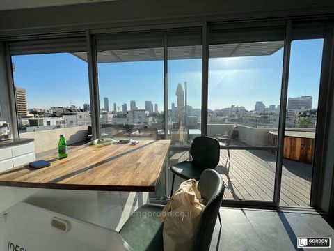 In de Bograshov-straat op een steenworp afstand van het Dizengoff-centrum, in een gerenoveerd gebouw, 4-kamer duplex penthouse van 100m2 met 2 badkamers en een terras van 70 m2 Verdieping 4: 3 slaapkamers, waarvan één master, 2 doucheruimtes 5e verdi...