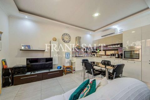 Gelegen aan de rustige rand van het traditionele Maltese dorp Luqa, biedt deze goed ontworpen maisonnette met drie slaapkamers een fantastische investeringsmogelijkheid, op slechts enkele minuten van de internationale luchthaven van Malta. De woning ...
