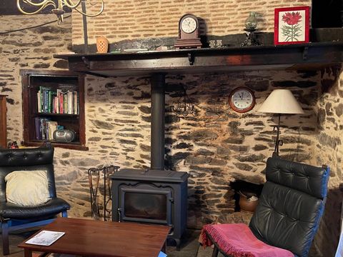 Ensemble en pierre , maison d’amis et grange incluses !