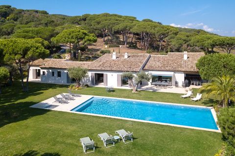 Deze luxe villa ligt op het schilderachtige platteland van Ramatuelle, op slechts 15 minuten rijden van Saint-Tropez, en biedt een zeldzame mix van privacy. Het pand ligt in een zeer gewilde buurt en biedt een open uitzicht op de bergen en een glimp ...