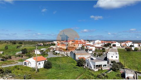 Städtisches Grundstück mit 760 m2, gelegen im Dorf Vale do Pereiro, in Odeleite in Castro Marim - Algarve. Flaches Grundstück mit Wasser, Strom und Abwasser. Grundstück zum Bauen. Haus mit bis zu zwei Etagen, mit Garage und Swimmingpool. Im Dorf Vale...