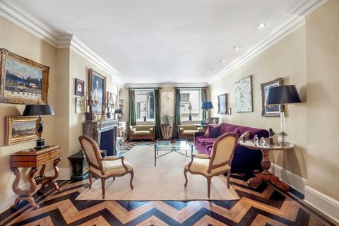 Dit prachtige huis met 3 slaapkamers, gelegen op de tweede verdieping, op 485 Park Avenue, is een prachtig ingerichte Classic-Seven, gelegen in een van de prestigieuze coöperaties met witte handschoenen van Park Avenue, met meubels en kunstwerken ver...