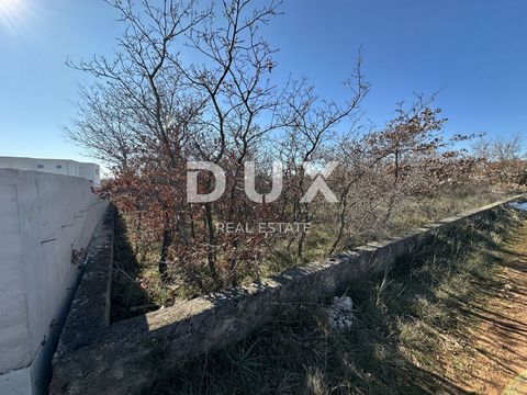 Location: Zadarska županija, Poličnik, Murvica. ZADAR, MURVICA - Building land with an unfinished building - 720m² Building land in Murvica, 720 m² in size, is for sale. The land is of regular shape, fenced with a wall, has an electricity connection,...