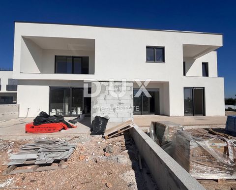 Location: Šibensko-kninska županija, Vodice, Vodice. ŠIBENIK, VODICE - Apartment S2 in a new building in a great location Apartment for sale in Vodice near Šibenik. The apartment with a total living area of 86.25 m2 is located on the ground floor of ...