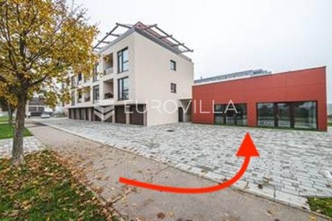 Velika Gorica, Slavka Kolara Street, commercial space of 54 m2 built in 2024 parallel to the residential building.It consists of an entrance area, one large room, two toilets and a small storage room.The space also includes 4 outdoor uncovered parkin...