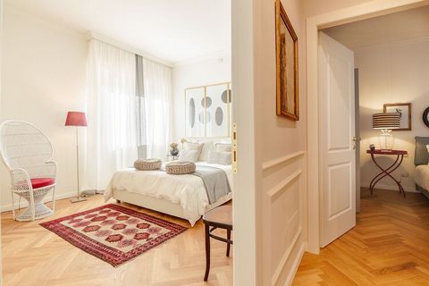 Profitez d'une escapade toscane dans cet appartement magnifiquement rénové et situé en plein centre de Lucques. Idéal pour une petite famille, deux couples ou une escapade romantique, l'appartement dispose de deux chambres confortables avec lit king-...