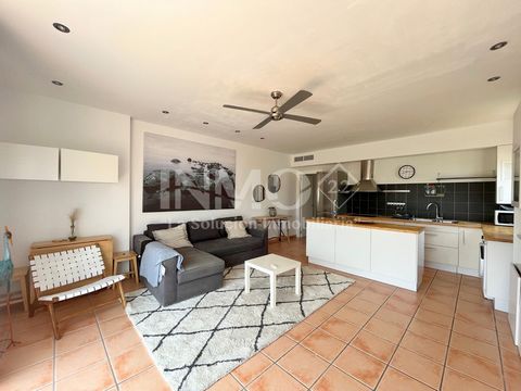 Spectacular sea views in the area of La Llosa de Cambrils. The 77m2 apartment is distributed between two double bedrooms with built-in wardrobes, a full bathroom with a shower, an open equipped kitchen and a living-dining room with access to a terrac...