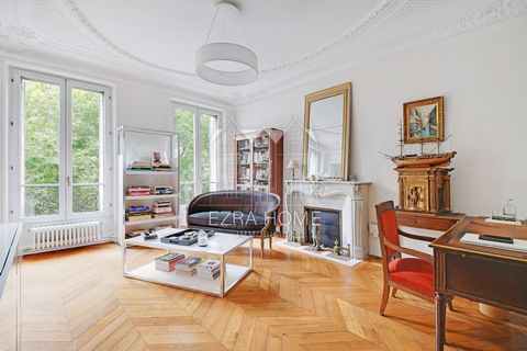Situé au 3e étage d’un bel immeuble haussmannien, Ezra Home vous présente un appartement de 117 m2 empreint du charme parisien, avec son parquet en pointe de Hongrie, ses moulures raffinées et sa belle hauteur sous plafond. L’appartement s’ouvre sur ...