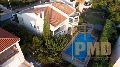 Saronida, vrijstaand huis, 450 m² verfijnde leefruimte op een perceel van 800 m², op slechts 40 km. van Athene en 900 m van de ongerepte stranden van Saronida. Met een prachtig uitzicht op zee en het hele jaar door zonsondergangen, beschikt het over ...