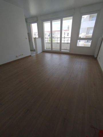 Très bel Appartement 2P Lumineux avec balcon au pied de la Gare RER de Cergy-le-Haut