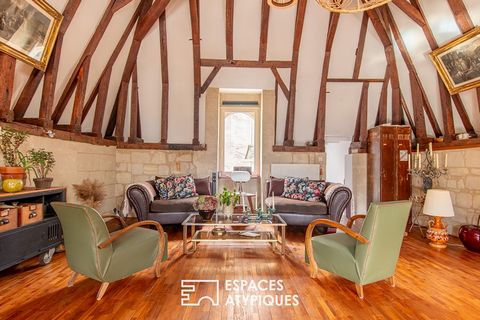 In the heart of the city of Saumur, in the pedestrian area, nestles this 138 m2 apartment located on the second and last floor of a magnificent former commandery of the fifteenth century. This apartment has benefited from a remarkable renovation, hig...