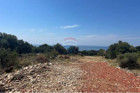 Location: Ličko-senjska županija, Novalja, Novalja. A spacious building plot is available for purchase in the beautiful surroundings of Jakišnica. New to the market, this vacant plot offers spectacular sea views and extends over a total area of 522 s...