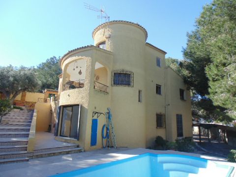 Traditional Spanish Finca but located close to the Coast! With Total 6 Bedrooms 3 Bathrooms and one Toilet with this Detached Villa , private swimming pool, off road parking located in Las Filipinas, close to Villamartin on a 800sqm2 plot!! South Fac...