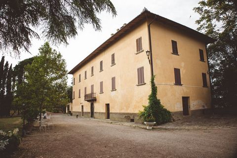 Property of great charm spread over 3 hectares located in an unspoiled corner of the Tuscan hills and in a panoramic position, amid the bucolic setting of the Val di Chiana that here expresses its natural beauty. he main building is represented by th...