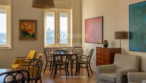 Extraordinary apartment,  for sale , in the street the flagship of the Harbour , with wonderful views over the River Douro . This property benefits from good division of spaces and plenty of light. Next, trade services and from the city centre of Por...