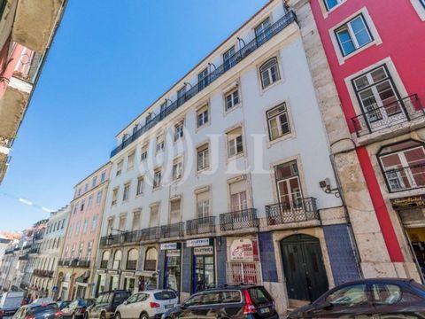 Building with 2,340 m2 located in Rua da Madalena. Excellent opportunity for development of urban rehabilitation project in prime location. The property has a PIP in approval for 2,423 m2. Great location in the historic center of Lisbon in the transi...