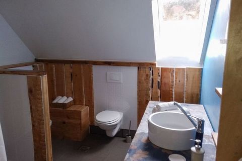 Cette maison de vacances confortable est située à Bunjevci. Idéal pour une famille ou des amis, il peut accueillir 8 personnes et dispose de 3 chambres. Cette maison entièrement équipée dispose d'un sauna privé et d'un bain à remous privé pour des va...