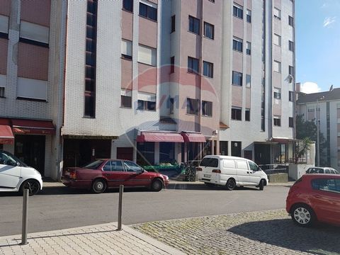 Description Shop with c. 30m² - INVESTORS! It is located in the Neighborhood of Cerco in Porto. Monthly Income 300 Euros Excellent investment opportunity with an annual gross profitability of 10%. For Investors! Excellent opportunity. Excellent oppor...
