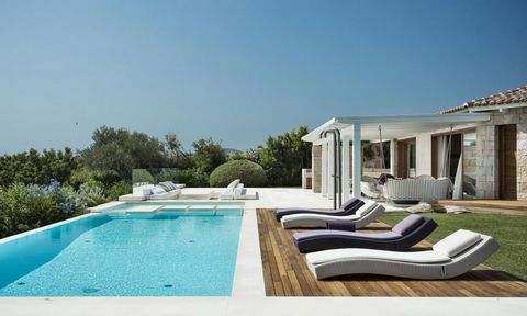 Вилла в аренду на севере Сардинии, расположена в престижном комплексе, состоящем из 60 вилл, в знаменитом городе Пунтальдия, в 400 метрах от красивых пляжей острова Лу Импосту. Вилла имеет красивый бассейн с оборудованной зоной для отдыха и зоной hi-...