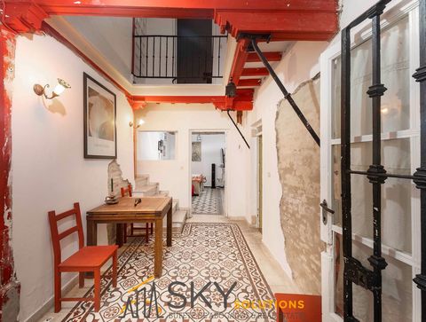 Sky Solutions comercializa esta increíble casa ubicada en el CASCO ANTIGUO DE SEVILLA. Esta acogedora casa con encanto de tres plantas se encuentra ubicada en el barrio de Santa Catalina y con una superficie construida de 163 m2 de casa. La vivienda ...
