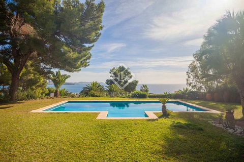 The house is located in a privileged setting in the southwest of the island, in an exclusive residential development of Es Cubells. Sitting on a 1,623 m² fenced plot, the property enjoys direct views of the sea and is just 15 minutes from some of Ibi...