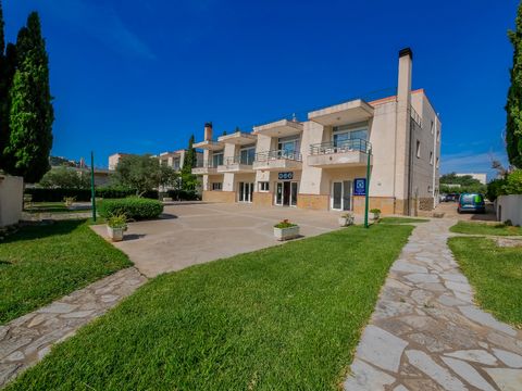 Galeria de Rescator Resort 221. The apartment in Rosas / Roses has 1 bedroom (s) and capacity for 4 people. Accommodation of 45 m² cozy and spacious. It is located 1200 m from the bus station, 1300 m from the supermarket, 1500 m from the city, 1900 m...
