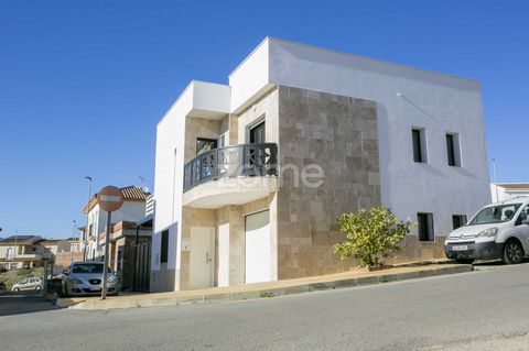 Identificação do imóvel: ZMES506530 We are in the Guadalhorce Valley, a few kilometers from Malaga, a fantastic independent villa of new construction with three bedrooms, two living rooms, kitchen and another kitchen that would be installed to the li...