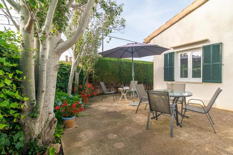 Welcome to this spacious summer house for 6 people, located in the quiet and coastal area of s'Illot - Cala Morlanda. This beautiful house is located only 150 metres away from the sea, so it is ideal to enjoy a delicious breakfast at the terrace and ...