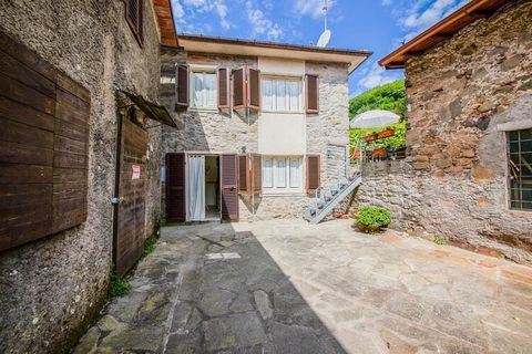 With Stone walls and Tuscan features, this 2-bedroom holiday home in Pascoso gives you an insight into Italian rural life. A family of 6 can stay here. A furnished garden is available for enjoying relaxed days in this heated property. While staying h...