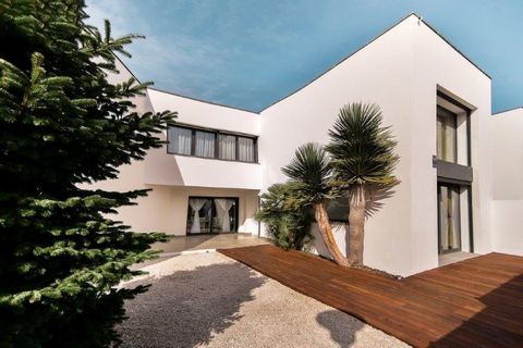 Magnificent semi-detached single-family house, located in a small community of only seven houses. Quiet environment and located just 400 meters from the beach and the promenade of Sant Antoni-Calonge. Built in 2008 on a 600 m2 plot, it has a total of...
