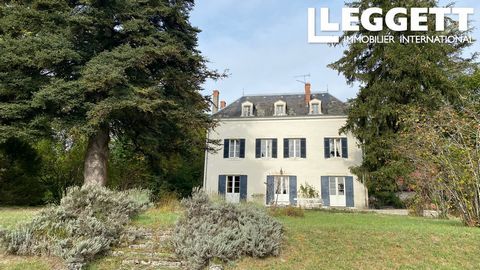 A11534 - Dieses authentische Maison de Maître befindet sich in einer dominanten Position unweit von Périgueux. Es ist ein Einfamilienhaus, das reich dekoriert ist, mit seinem Empfangsraum, seinem Esszimmer und seiner Küche. Vier schöne Schlafzimmer, ...