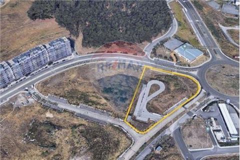 Land with feasibility of construction for senior residence or offices. Land with construction permit for Services between Odivelas and Loures, on land all infrastructured in a roundabout of great visibility and traffic. The two articles of this land ...
