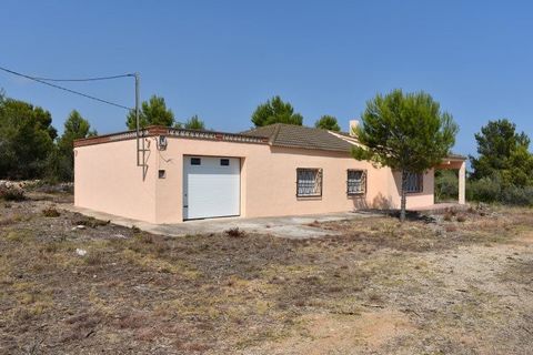 Nice farm with two country houses (one of 164m² and another of 68m²) located 2 km. from the sea and the town of l'Ampolla, paved access except 150 meters of dirt road. Plantation of olive, pine and carob trees. Distribution: • Small house: ground flo...