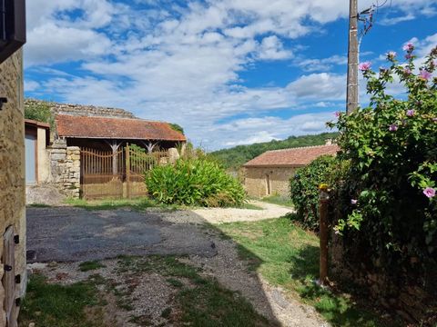 In a charming village with bar and small grocery shop, 10 min from Lalinde this stone building is ready to convert (subject to necessary permissions). With planning permission granted and architect plans drawn up for a superb open plan kitchen/living...