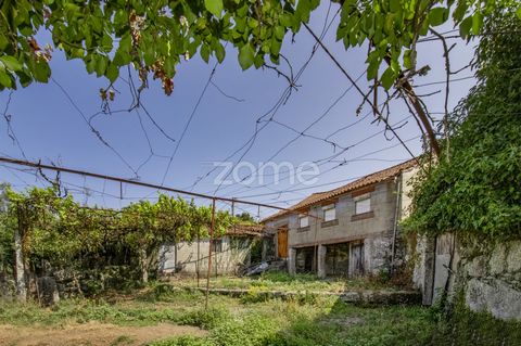 Identificação do imóvel: ZMPT560461 Farm with traditional Minhota house for Restoration. House in a state of disrepair to recover which includes a total land area of ​​2694m2. Located at Rua da Fonte in Serzedelo in Póvoa de Lanhoso, in a quiet area....