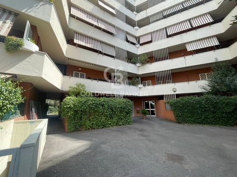 In the EUR Dalmata Laurentino district and precisely in Via Marino Ghetaldi, Coldwell Banker is pleased to offer for sale an apartment on the ground floor with double exposure (east-west) with garden on two sides within a residential complex with ser...