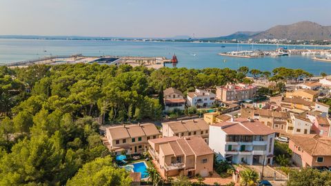 Villa i Puerto de Alcudia, består av två bostäder, bottenvåningen består av 2 sovrum, 1 badrum, vardagsrum, fullt utrustat kök, terrasser, trädgård, privat pool på 8*4, veranda i trädgård med grill, garage, tvättstuga, första våningen består av 3 sov...