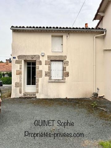 Les Pineaux (85320), Sophie GUINET propriétés-privées.com presents this small house to renovate, located in a hamlet. It consists of a kitchen, a living room, a bedroom and a shower room, a convertible attic. Outside it has an outbuilding and a small...