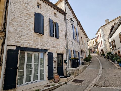 Come and discover this pretty stone house in the heart of the village of Montaigu de Quercy. Full of charm and tastefully renovated, this house has a lovely, intimate garden to the rear of the house, allowing you to benefit from the conveniences of t...