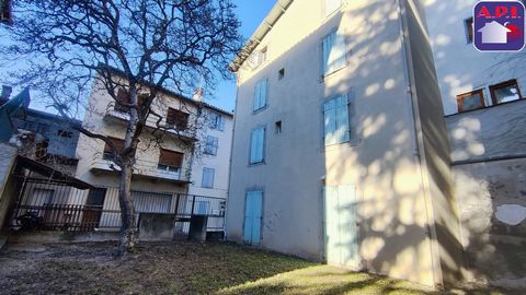 BUILDING IN THE CITY CENTER In the heart of the city building of approximately 250 m² on 4 levels. Today this building includes a ground floor with 3 rooms and access to the garden, 2 large accommodations have been built on the first and second floor...