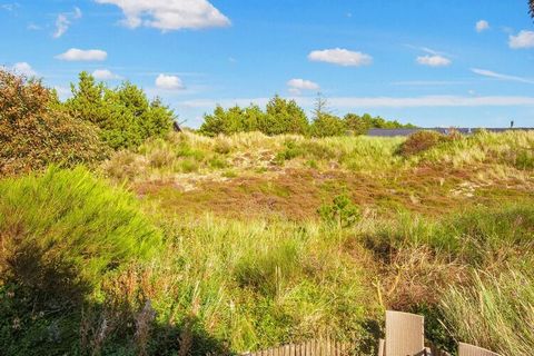 Reetgedeckte Ferienidylle unweit der Nordsee. Das hell eingerichtete Ferienhaus steht auf einem wunderschönen Naturgrundstück von ca. 2500 m2 Größe. Die 60 m2 große Wohnfläche verteilt sich über zwei Ebenen. Das Haus wurde vor einigen Jahren grundleg...