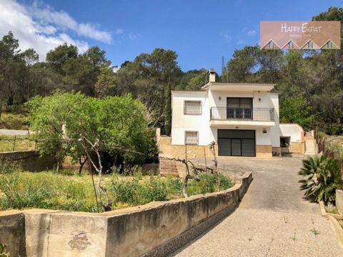 Nice  independent villa of 185 m2, built on a sunny plot of 815 m2 in the very convenient area of Vora Sitges in  Canyelles. The house is built on two floors, on the first floor you can find a nice big garage where with two versatile rooms that can b...