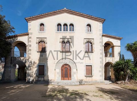 Das Bauernhaus wurde auf einem Grundstück von 3.222 m² erbaut und besteht aus 742 m², die in drei Ebenen unterteilt sind. Das Anwesen ist als Can Sala de Baix bekannt, aber ursprünglich hieß es Can Pruna. Es stammt aus dem sechzehnten Jahrhundert und...