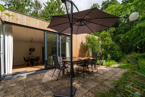 This nice holiday home in Zelhem is an ideal vacation place for your family! Located in a quaint location, the house has a large garden where kids can play freely while you relax on the garden furniture. Start your morning routine in the forest 100 m...