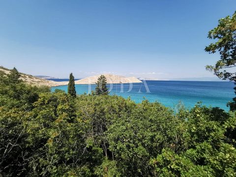 Location: Ličko-senjska županija, Senj, Lukovo. Beutifull beach house just 50m from the beach. Ground floor with big terrase, kitchen and big dinning room, 10 bedrooms with bathrooms on 2 upper floors and living room with huge terrase. Lot of potenti...