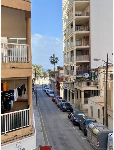 Doskonała okazja inwestycyjna na odnowiony apartament w drugiej linii plaży w El Arenal. Mieszkanie znajduje się w małym budynku z zaledwie 8 sąsiadami i znajduje się na pierwszym piętrze z windą. Wewnątrz składa się z salonu połączonego z częściowo ...