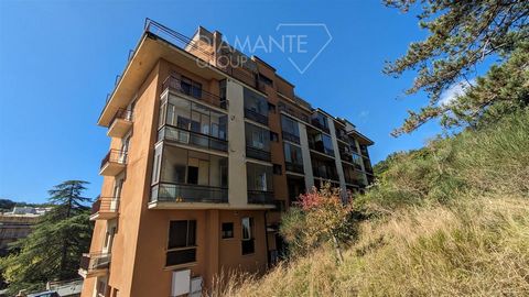 CHIANCIANO TERME (SI): Apartment of 140 sqm on the third floor, on a condominium with lift, comprising: entrance hall, large living room, dining room with kitchenette, two double bedrooms, small bedroom and two bathrooms, one with shower. The propert...