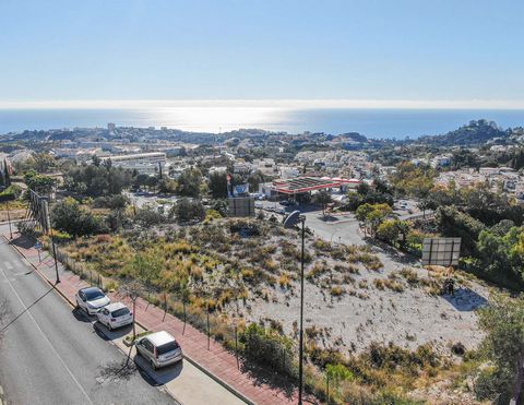 South-facing commercial urban land set in an elevated position, offering breathtaking views of Benalmadena town and the sea. The appeal of its location is further enhanced by the guarantee that there is no possibility of new construction that would o...