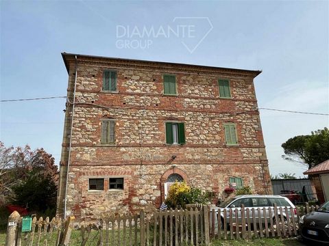 CASTIGLIONE DEL LAGO (PG), Loc. Pineta: First floor apartment of 80 sqm approx. composed of living room with kitchenette, two double bedrooms, bathroom with shower and pantry room. The property includes bathroom with bathtub, cellar and technical roo...